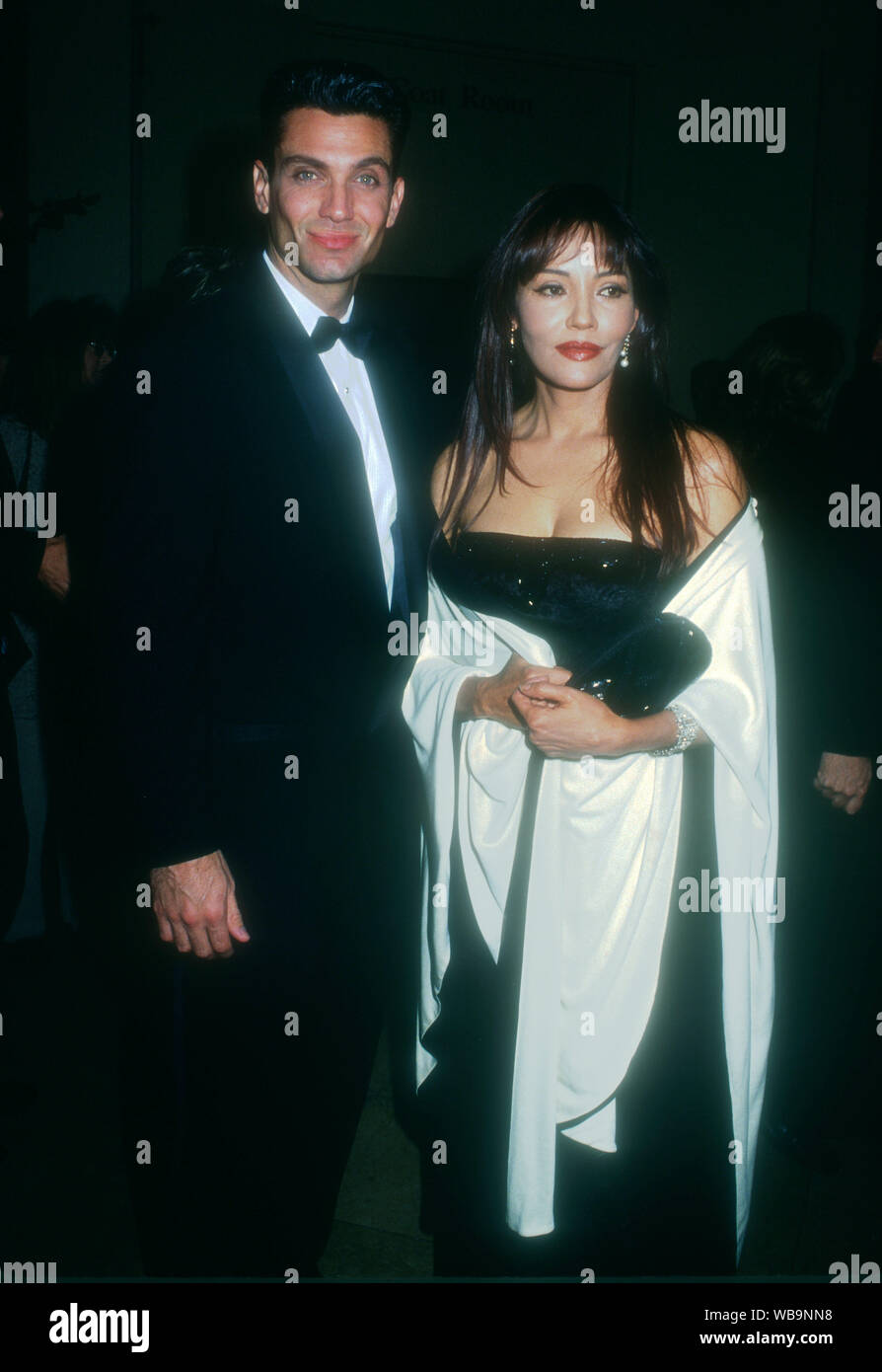 Los Angeles, Californie, USA 6 Novembre 1994 L'actrice Barbara Carrera assiste à la Fondation Michael Bolton et des Family Foundation First Annual 'Champ de rêves' Awards le 6 novembre 1994 à l'hôtel Beverly Hilton à Beverly Hills, Californie, USA. Photo de Barry King/Alamy Stock Photo Banque D'Images