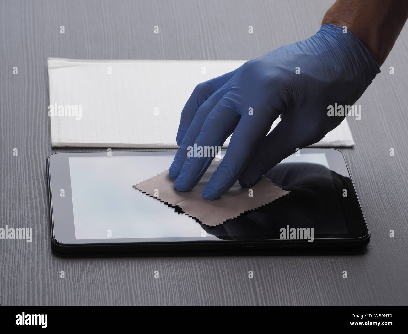 Préparation verre de protection sur la tablette. Banque D'Images