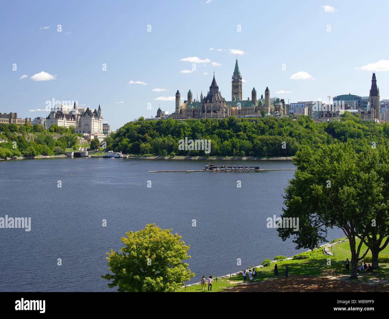 Vue sur la Colline du Parlement à partir de la plate-forme d'observation du Musée canadien de l'histoire, Gatineau (Québec). Banque D'Images