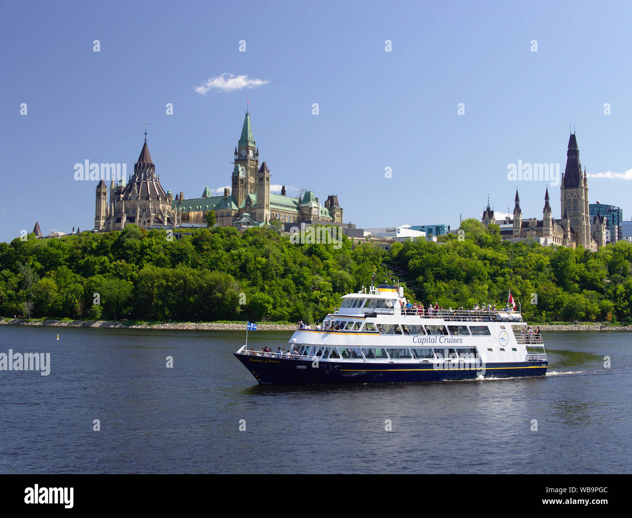 Bateau de croisière touristique 'Empress' voiles d'Ottawa sous la colline du Parlement, Ottawa, Ontario, Canada. Banque D'Images