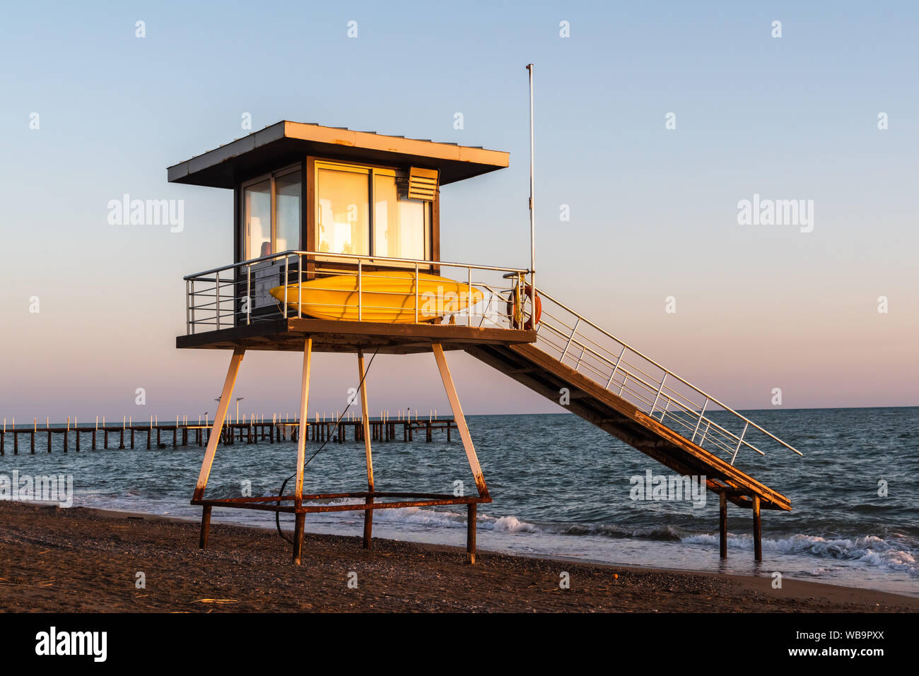 Lifeguard tower sur la plage méditerranéenne de Belek resort ville de province d''Antalya en Turquie, au coucher du soleil. Banque D'Images