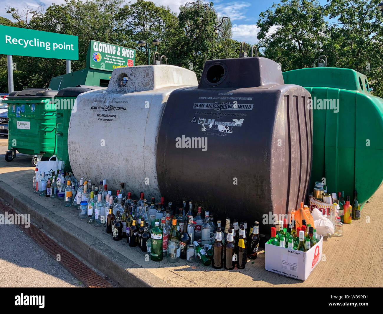 Point de recyclage dans un parking de supermarché au Royaume-Uni. Banque D'Images