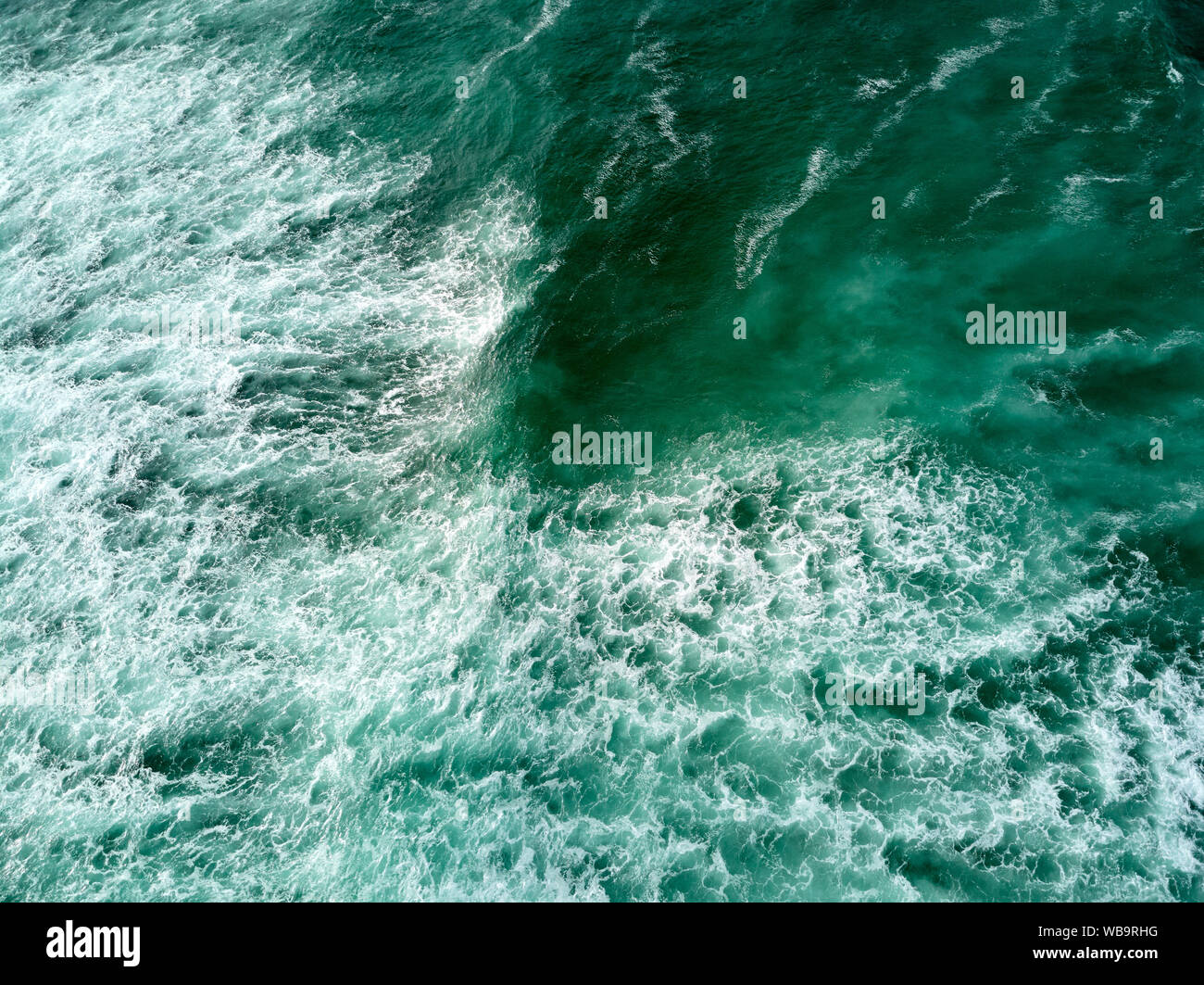 Photographie aérienne de l'océan Athlantic et de hauteur des vagues de la mer Banque D'Images