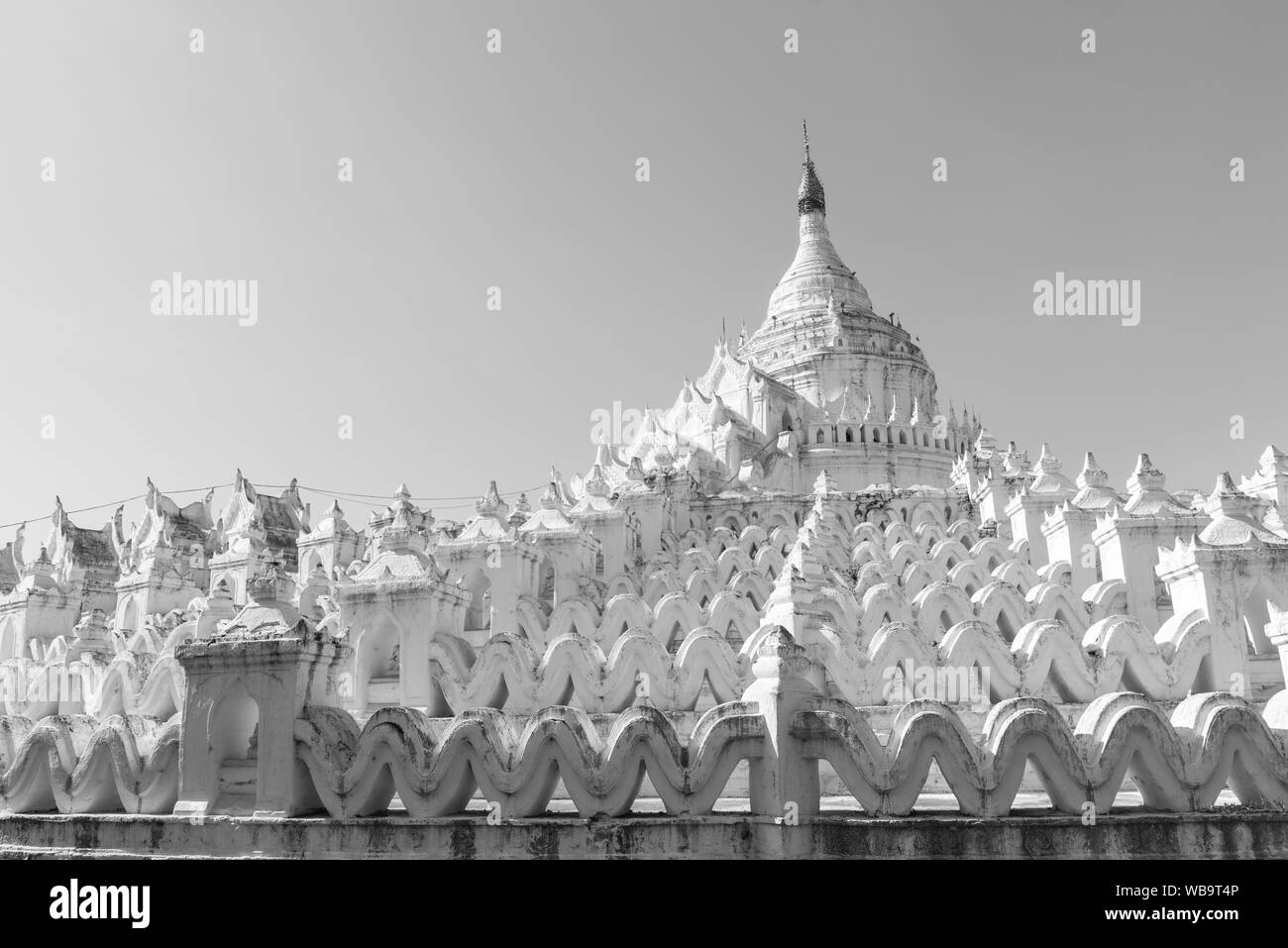 Photo noir et blanc de la Pagode Hsinbyume incroyable, un temple bouddhiste peint en blanc près de Mandalay, Myanmar Banque D'Images