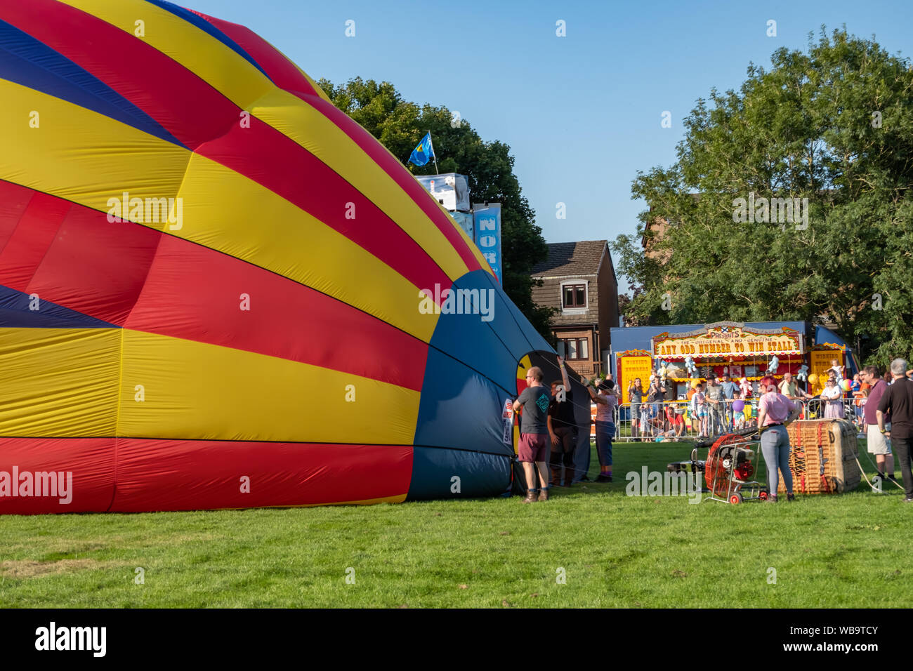 Strathaven Ecosse Royaume Uni Aout 25 19 Un Ballon A Air Chaud De Couleur Est Gonfle Au Strathaven Montgolfieres Qui Fete Cette Annee Son e Anniversaire Et Est Tenu A L Prime Strathaven Park Le