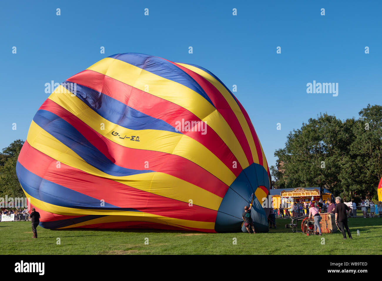 Strathaven, Ecosse, Royaume-Uni. Août 25, 2019. Un ballon à air chaud de couleur est gonflé au Strathaven Montgolfières qui fête cette année son 20e anniversaire et est tenu à l'primé Strathaven Park.Le festival attire les pilotes et visiteurs de tous les coins de l'Europe avec plus de 25 000 spectateurs présents au cours de la fin de semaine. Credit : Skully/Alamy Live News Banque D'Images