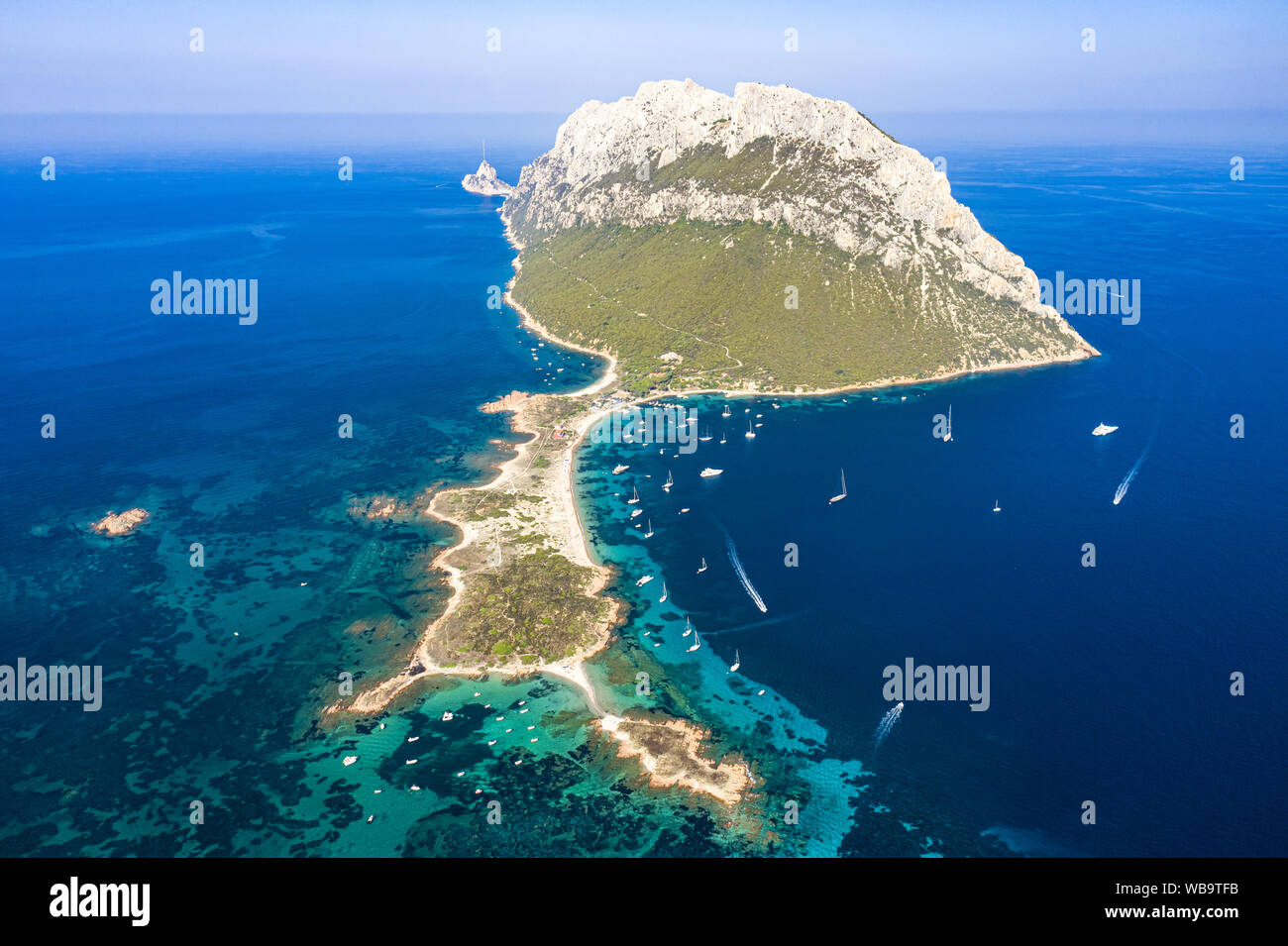 Vue de dessus, superbe vue aérienne de l'île de Tavolara magnifique avec sa plage baignée par une mer turquoise. Banque D'Images