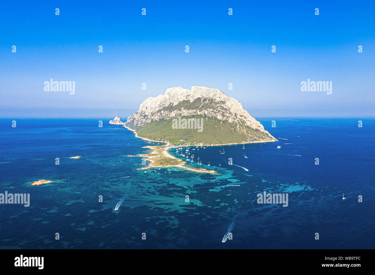 Vue de dessus, superbe vue aérienne de l'île de Tavolara magnifique avec sa plage baignée par une mer turquoise. Banque D'Images