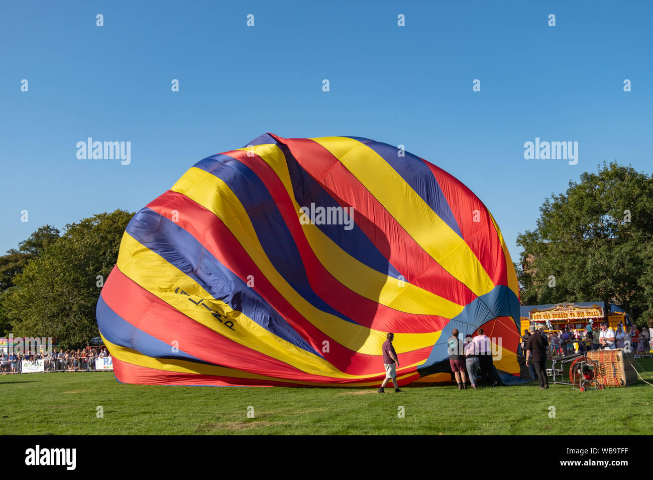 Strathaven, Ecosse, Royaume-Uni. Août 25, 2019. Un ballon à air chaud de couleur est gonflé au Strathaven Montgolfières qui fête cette année son 20e anniversaire et est tenu à l'primé Strathaven Park.Le festival attire les pilotes et visiteurs de tous les coins de l'Europe avec plus de 25 000 spectateurs présents au cours de la fin de semaine. Credit : Skully/Alamy Live News Banque D'Images