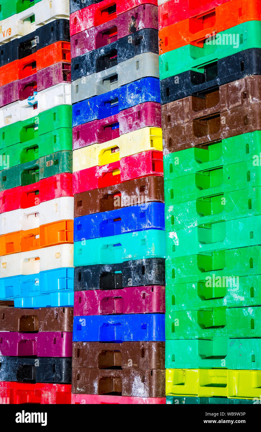 Pile de boîtes en plastique multicolore Banque D'Images