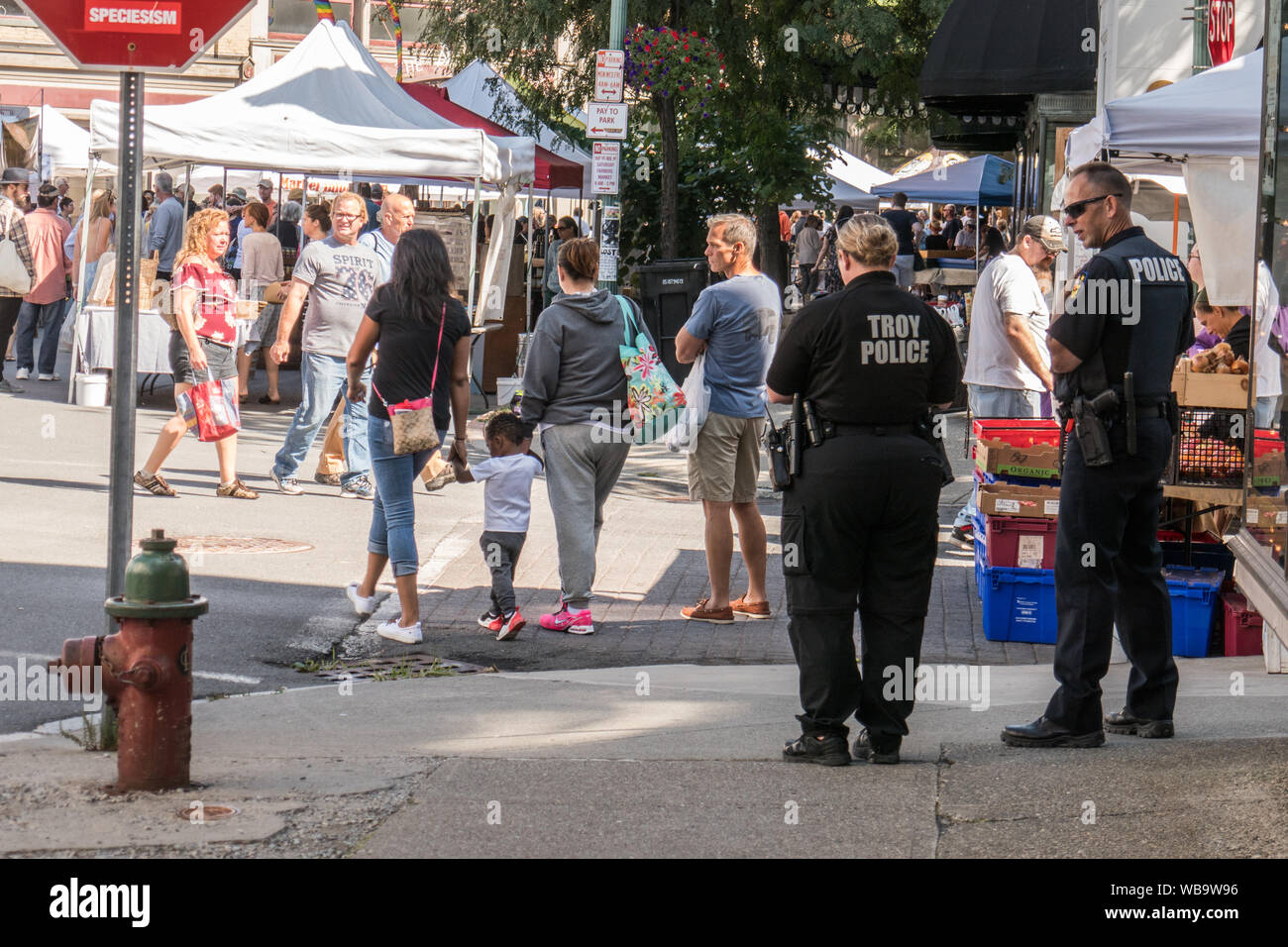 Troy, New York/USA - 24 août 2019 : marché des producteurs sur une journée ensoleillée montrant les adultes, les enfants, les chiens et les fournisseurs. Banque D'Images