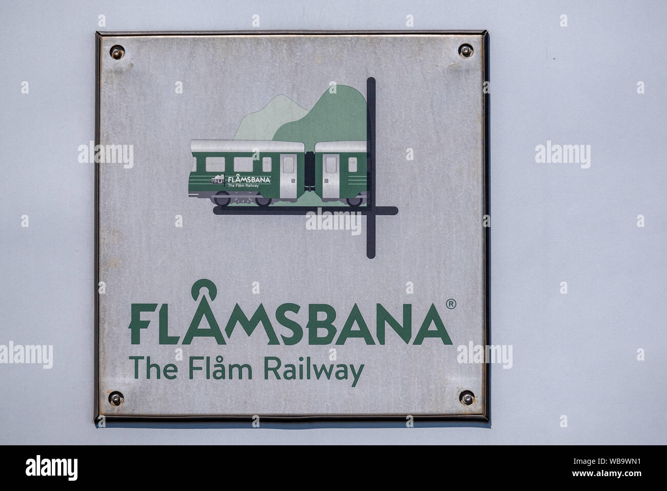 Voyage avec le Flambahn Eisenbahreise, Blanc, signer avec lettrage vert Flåmsbana, Flam Railway, Sogn og Fjordane, Norvège, Scandinavie,, Adventur Banque D'Images