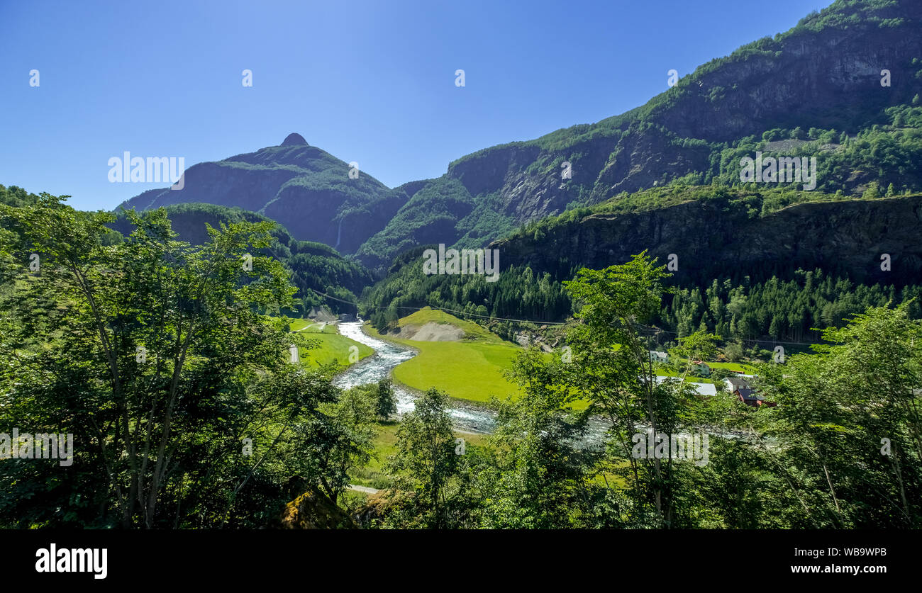 Flåmsbana, Ryavegen, montagnes, forêts, prairies, ciel bleu, Flåm, Sogn og Fjordane, Norvège, Scandinavie, Europe, ni, Voyage, tourisme, destination, tr Banque D'Images