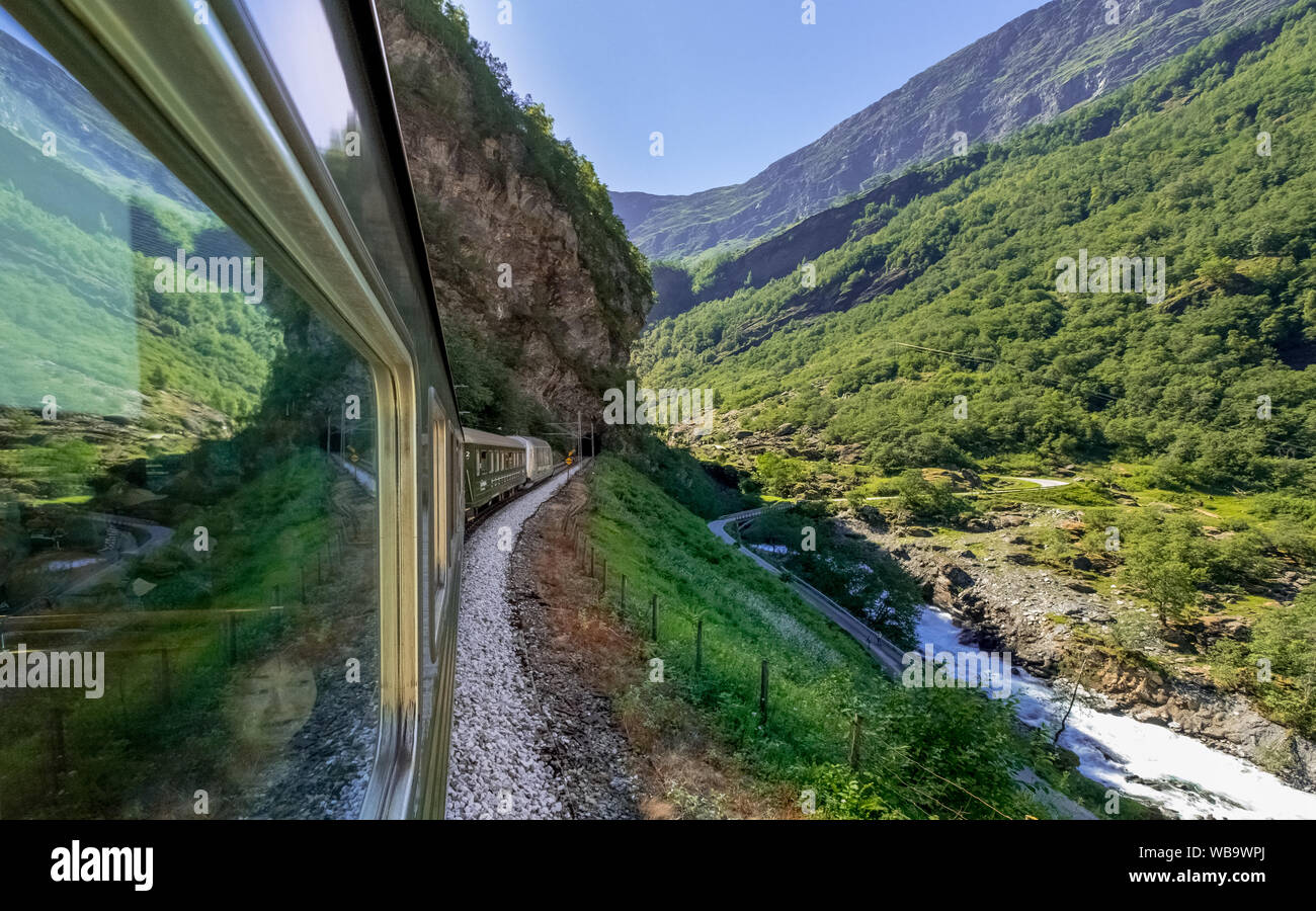 Voyage avec le Flambahn Eisenbahreise,, vue depuis le Flåmsbana, Ryavegen, entrée en tunnel, montagnes, forêts, prairies, fjord, ciel bleu, Flåm, Gos Banque D'Images
