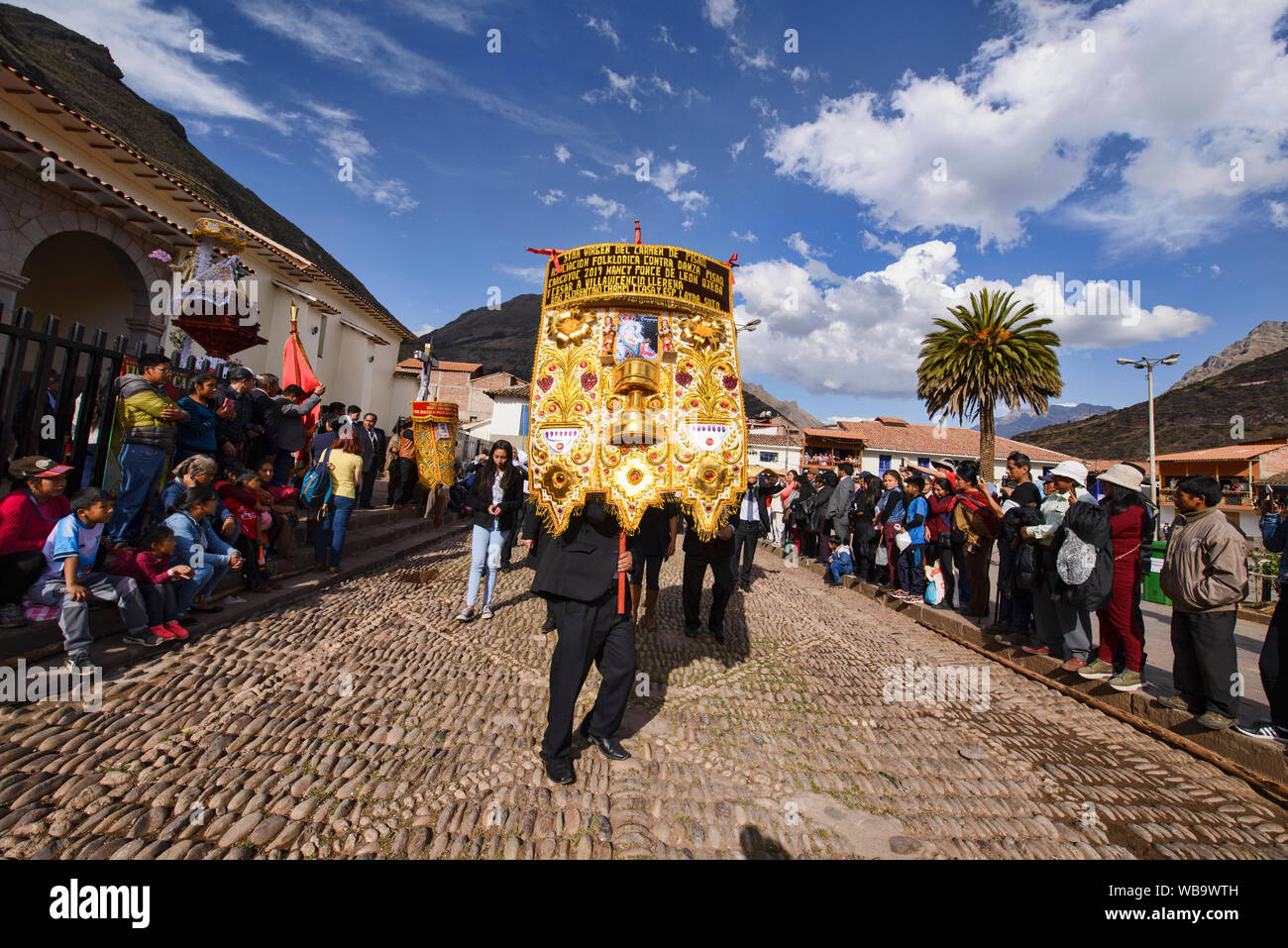 Danser dans les rues à la Virgen del Carmen Festival, tenu à Pisac et Paucartambo, Pérou Banque D'Images