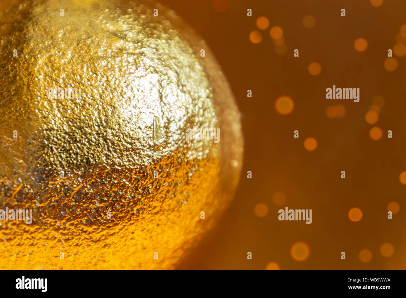 Décoration d'arbre de Noël d'or et de lumières avec bokeh et copier l'espace. Banque D'Images