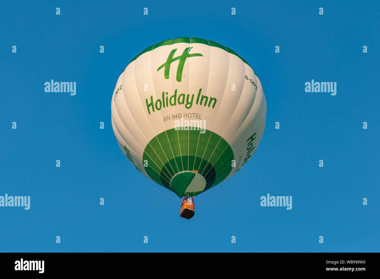 Strathaven, Ecosse, Royaume-Uni. Août 25, 2019. Un ballon à air chaud avec le Holiday Inn logo sur le côté en vol au Strathaven Montgolfières qui fête cette année son 20e anniversaire et est tenu à l'primé Strathaven Park.Le festival attire les pilotes et visiteurs de tous les coins de l'Europe avec plus de 25 000 spectateurs présents au cours de la fin de semaine. Credit : Skully/Alamy Live News Banque D'Images