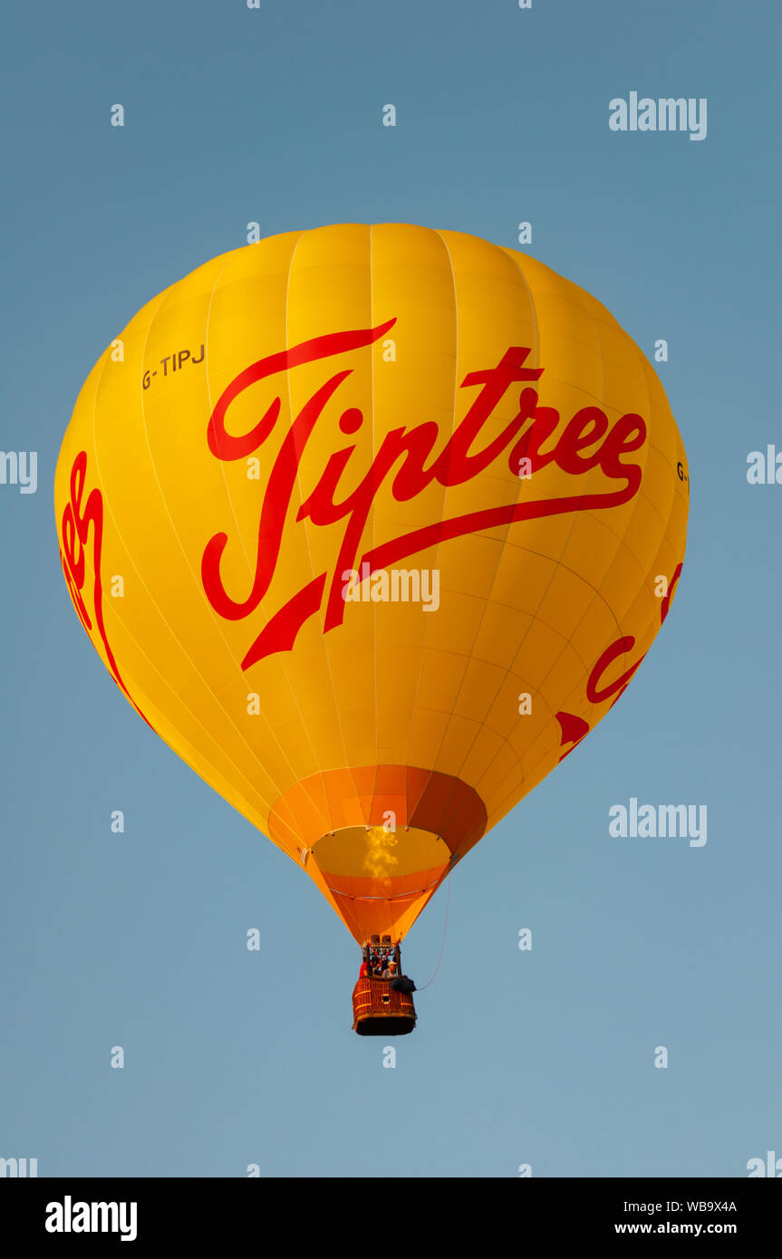 Strathaven, Ecosse, Royaume-Uni. Août 25, 2019. Un ballon à air chaud avec le logo Tiptree sur le côté en vol au Strathaven Montgolfières qui fête cette année son 20e anniversaire et est tenu à l'primé Strathaven Park.Le festival attire les pilotes et visiteurs de tous les coins de l'Europe avec plus de 25 000 spectateurs présents au cours de la fin de semaine. Credit : Skully/Alamy Live News Banque D'Images