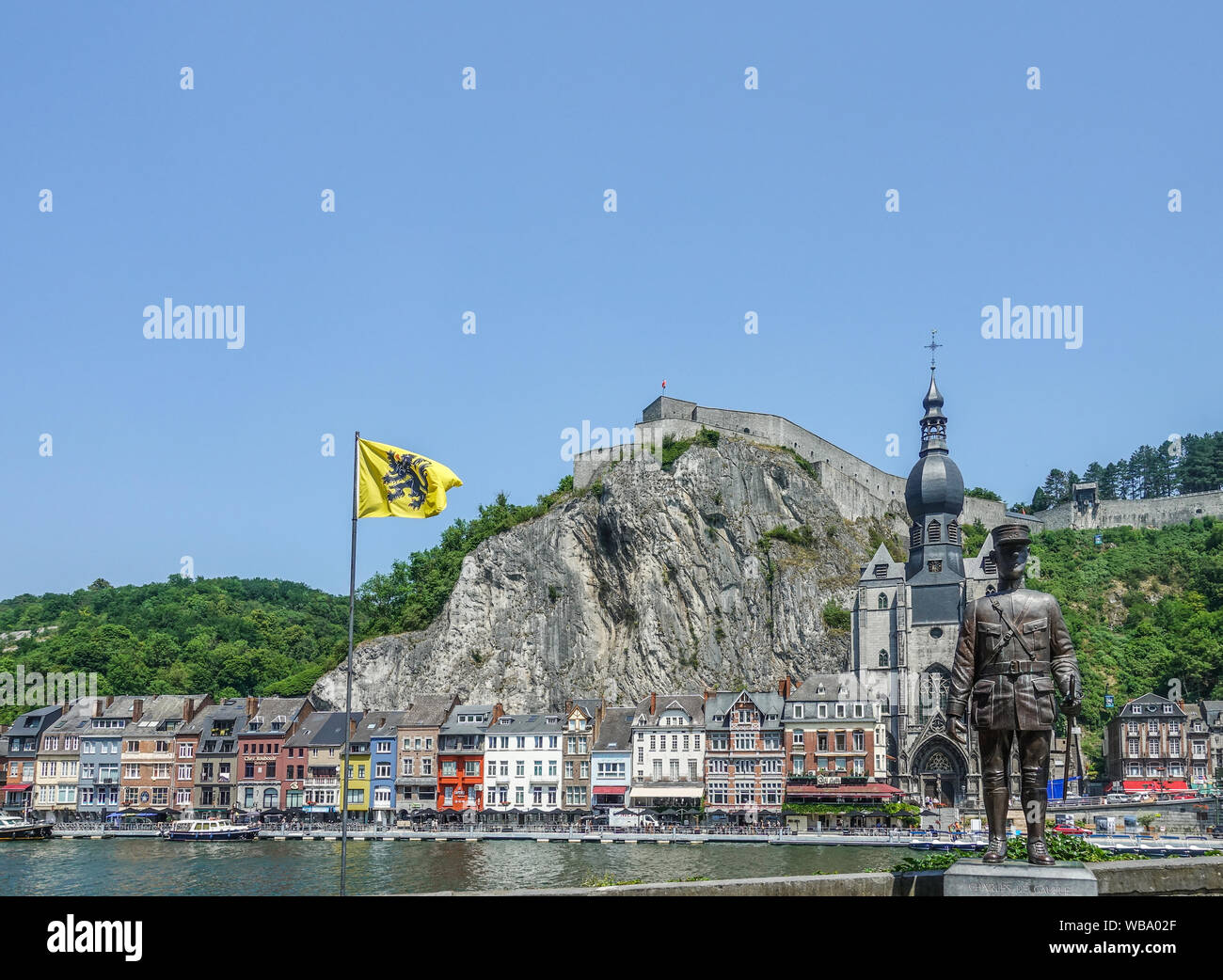 Dinant, Belgique - 26 juin 2019 : Pavillon de la Flandre, de l'église Notre Dame, citadelle et Charles De Gaule statue sur l'autre rives de Meuse, en vertu de l'ar Banque D'Images