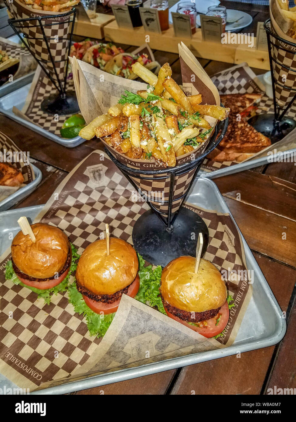 Sliders et frites de truffe plus Dégustation de bière au Twin Sisters Brewing Co. Il est situé dans une reconstitution d'un ware house sur le bord d'un Bellingham, WA, district industriel. L'alimentation, y compris la signature de leurs hamburgers et bière locale allant de la fraise (Zwickelbier uniques faits de vrai fraises) à leur Bellingham Green IAP. Banque D'Images