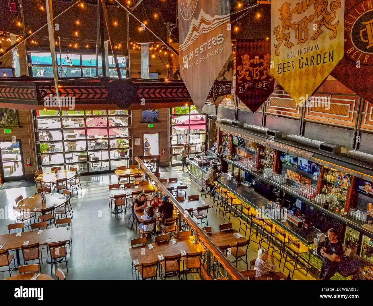 Twin Sisters Brewing Company, situé dans une reconstitution d'un ware house sur le bord d'un Bellingham, WA, district industriel. L'alimentation, y compris la signature de leurs hamburgers et bière locale allant de la fraise (Zwickelbier uniques faits de vrai fraises) à leur Bellingham Green IAP. Banque D'Images