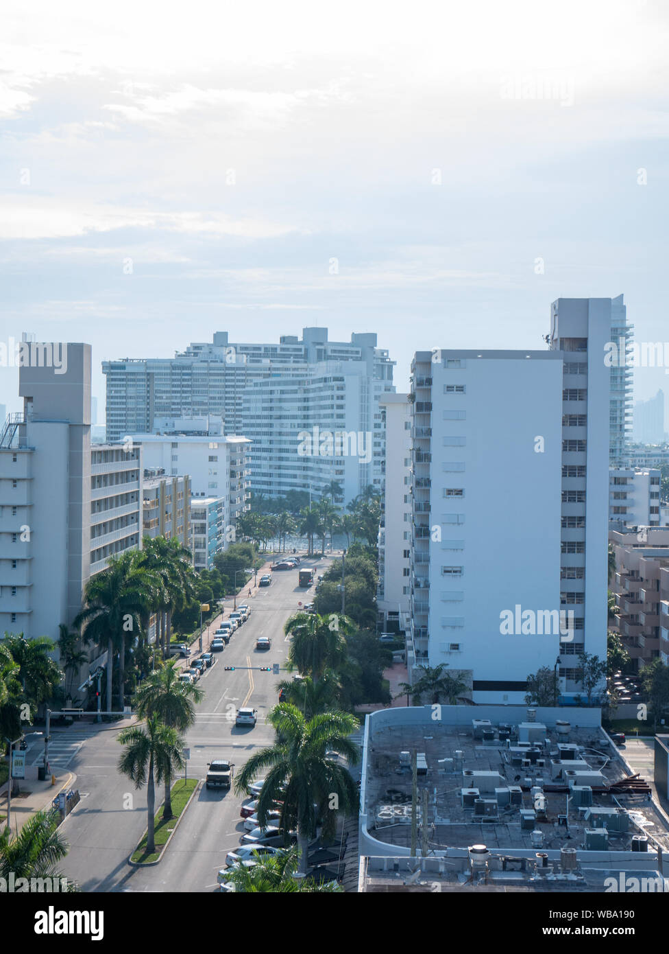 Vue sur la rue sur une semaine ordinaire dans la rue de Miami Banque D'Images