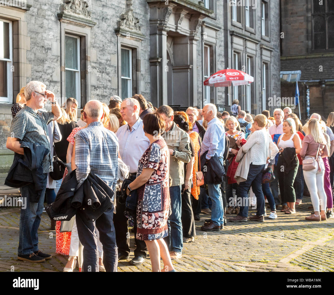 Une foule de personnes faisant la queue pour entrer dans un Show Fringe sur la butte, Édimbourg. Lieu du Festival Fringe d'Édimbourg. Soirée ensoleillée. Banque D'Images