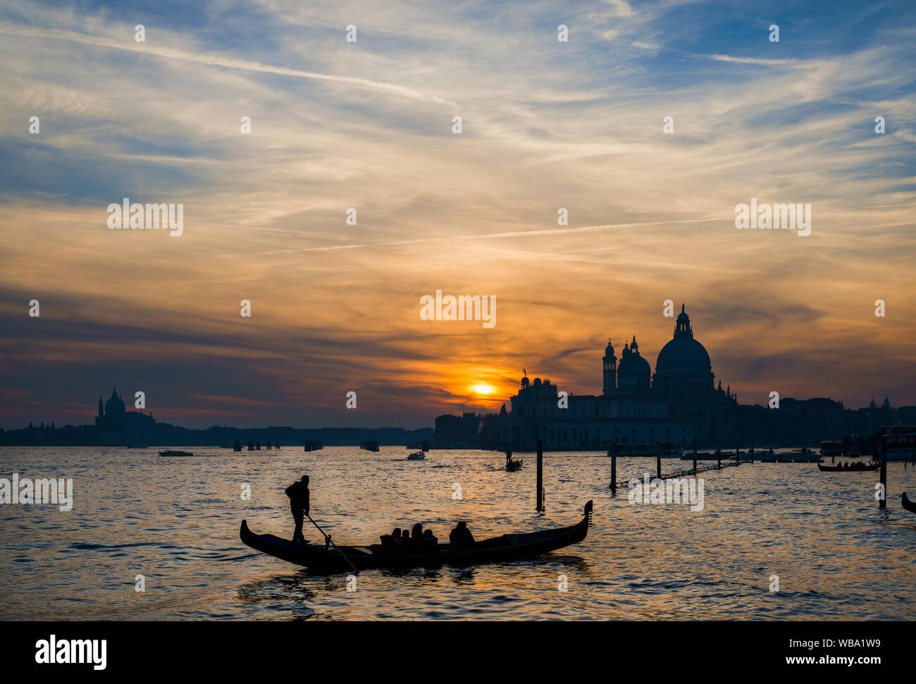 Beau coucher de soleil romantique sur la lagune de Venise avec gondola Banque D'Images