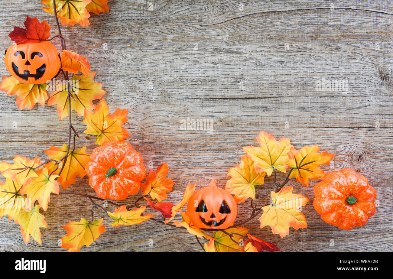 Fond d'halloween avec des feuilles sches de l'automne sur la dcoration en  bois de fte vacances concept / jack o lantern pumpkin halloween  dcorations pour partie l'acce Photo Stock - Alamy