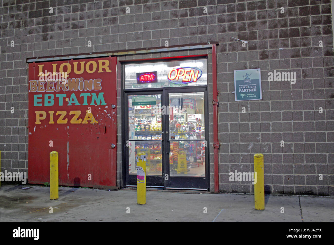 Entrée d'une partie Magasin - un nom local pour un magasin de quartier - à Detroit, Michigan, USA Banque D'Images