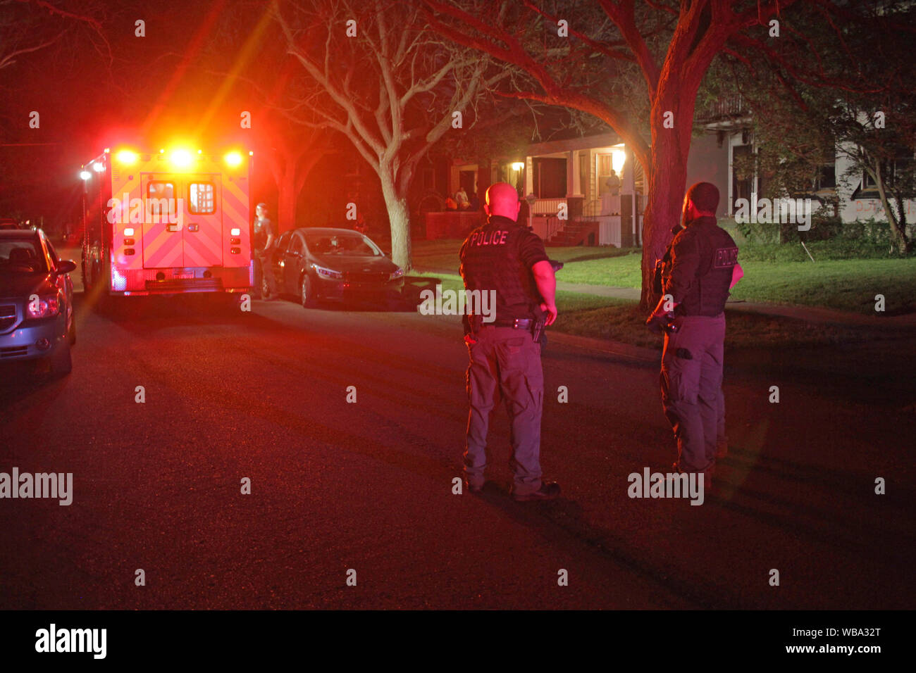 Les agents de police de Detroit parler par une ambulance dans la nuit, après s'être d'un incident, Detroit, Michigan, USA Banque D'Images