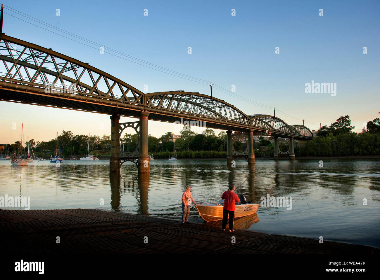 Des pêcheurs à l'Burnett River Pont rampe de bateau. Le pont en acier a été ouverte en 1900. Bundaberg, Queensland, Australie Banque D'Images