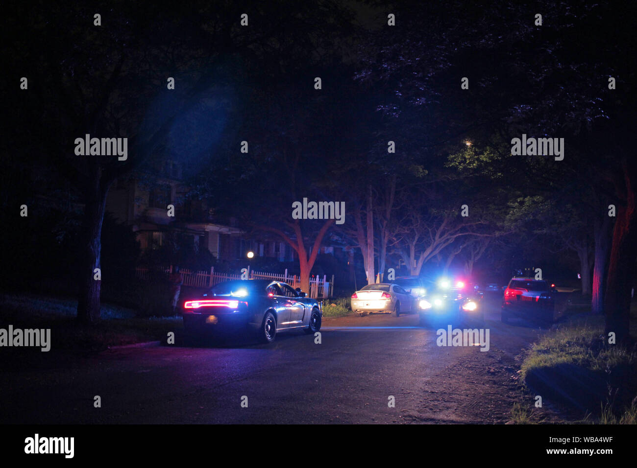 Opérations spéciales de la police de Detroit véhicules dans la rue la nuit, Detroit, Michigan, USA Banque D'Images