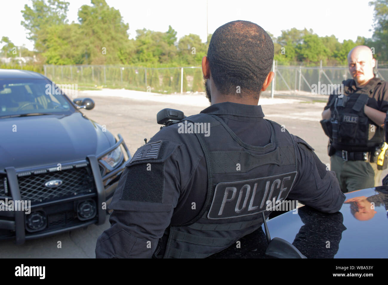 Opérations spéciales Detroit policiers parler par leurs voitures, Detroit, Michigan, USA Banque D'Images