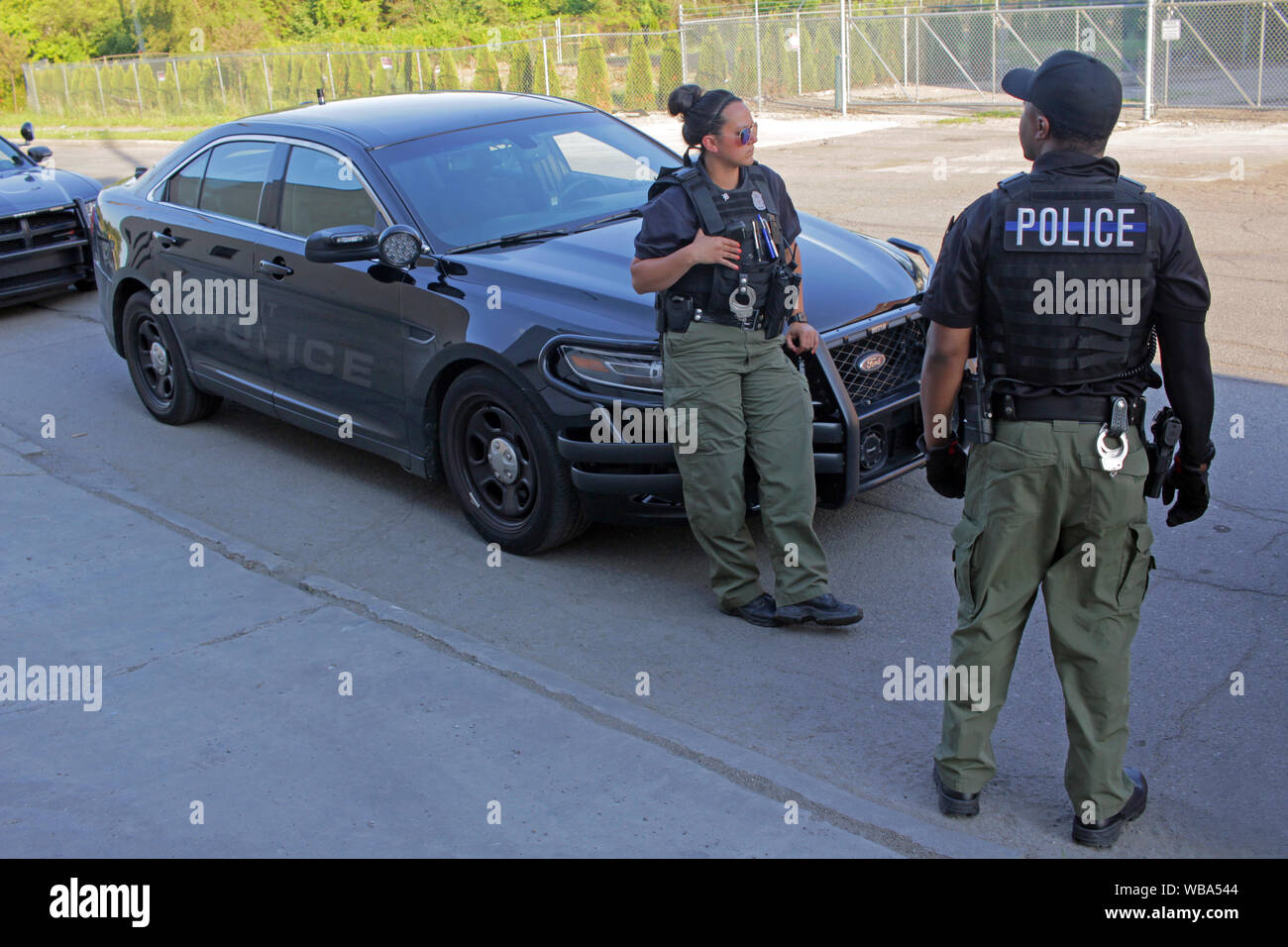 Les agents de police d'opérations spéciales de Detroit s'en tenir à leurs voitures, Detroit, Michigan, USA Banque D'Images