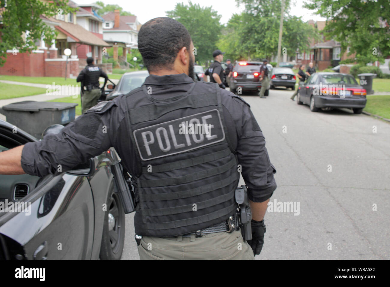 Service de police de Detroit Special Operations de les préparer à aborder une maison, qu'ils en ont l'air d'un suspect, Detroit, Michigan, USA Banque D'Images