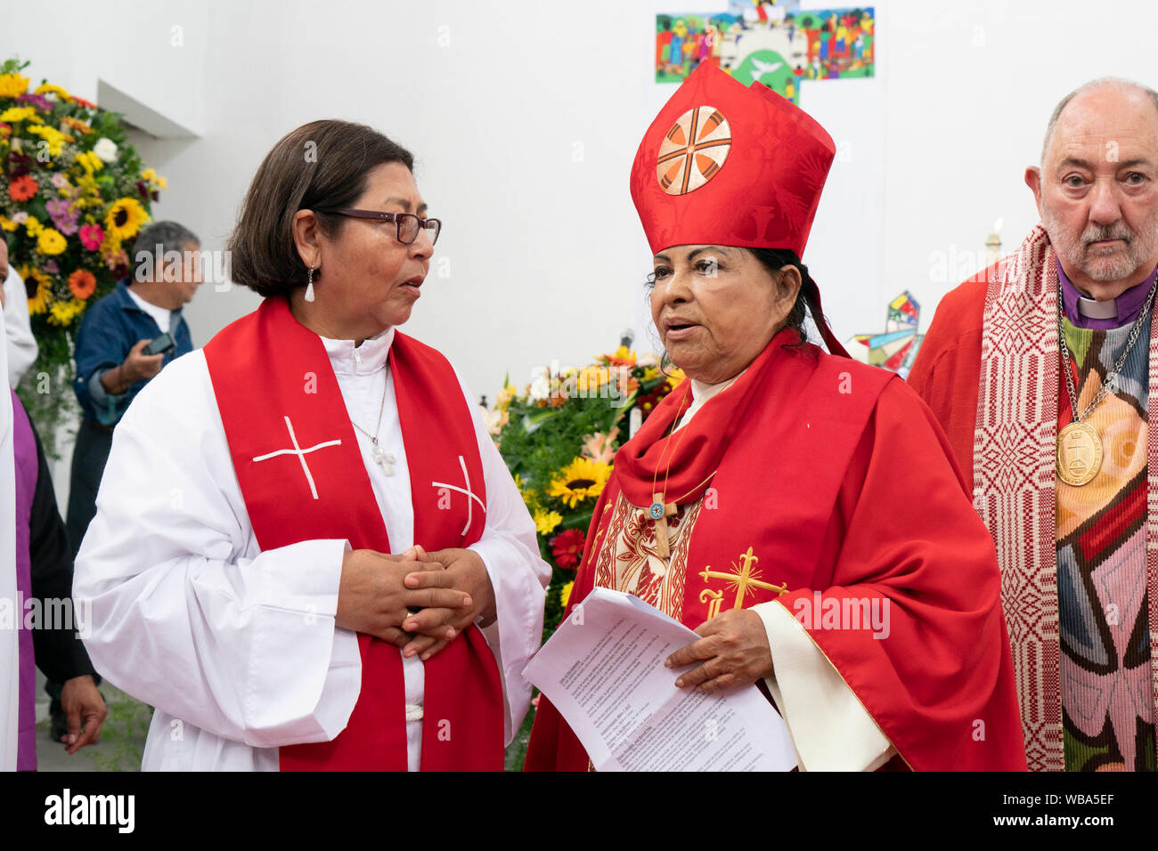 Les membres du clergé luthérien féminin sont ordonnés évêques lors d'une cérémonie d'ordination à l'Église luthérienne de la résurrection dans le centre de San Salvador, El Salvador. Banque D'Images