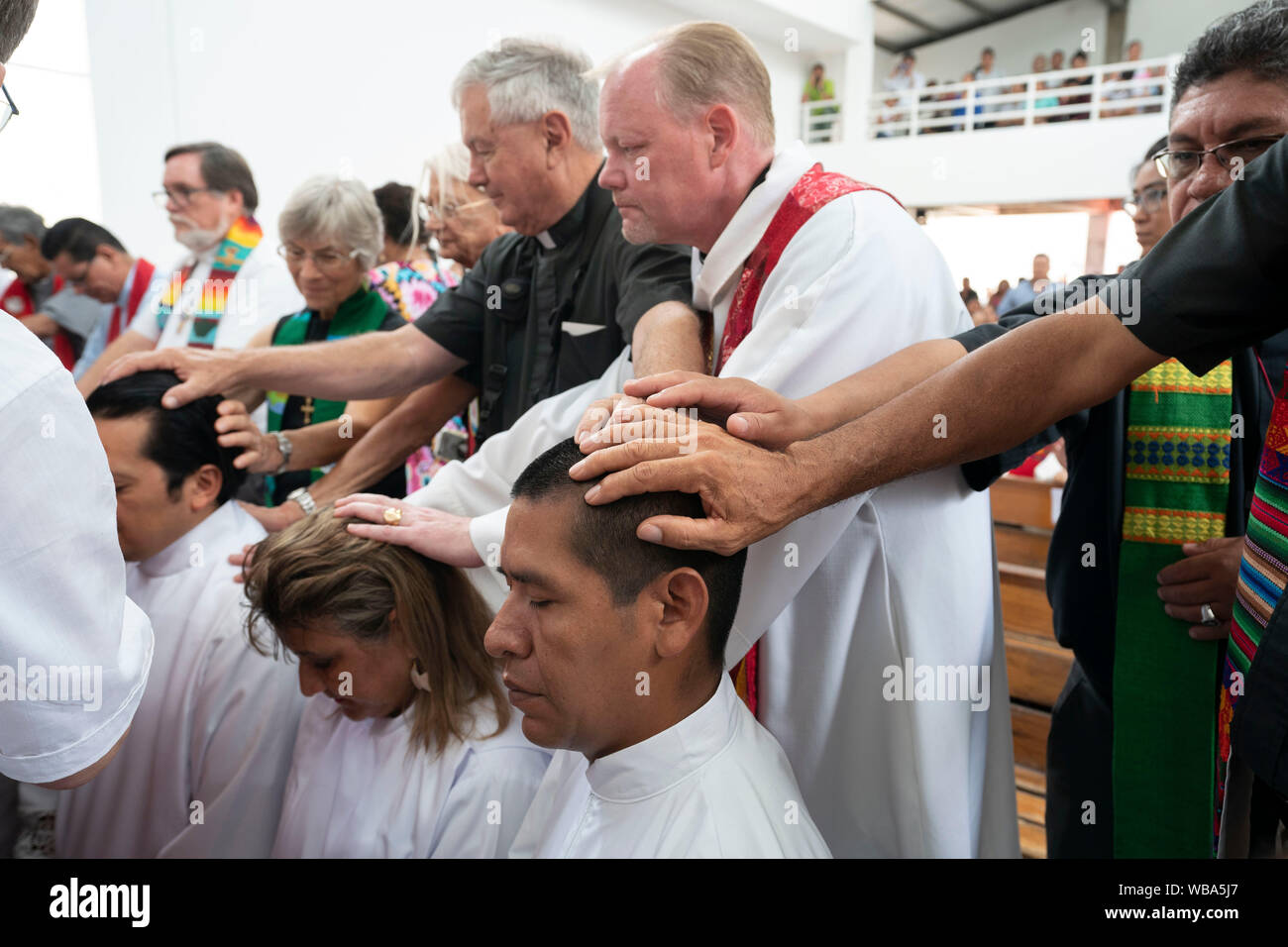 Imposition des mains traditionnelle bénédiction au cours de cérémonie d'ordination de séminaristes luthérienne et les évêques à l'Église luthérienne de la résurrection à San Salvador, El Salvador. Banque D'Images