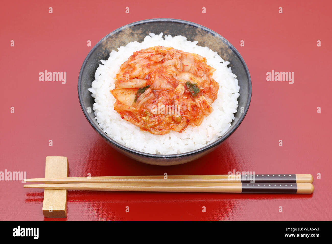 Avec du riz blanc cuit coréen kimchi sur fond rouge Banque D'Images