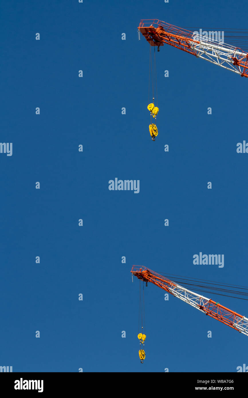 Résumé image du chantier de construction des grues à tour de flèche peintes en rouge et blanc pour la sécurité à Tokyo, Japon. Banque D'Images