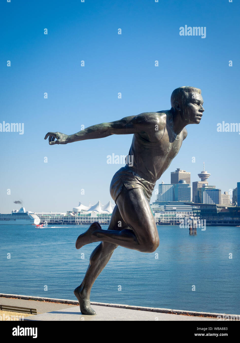 Une sculpture de l'Association canadienne d'athlétisme Harry Jerome star dans le parc Stanley à Vancouver skyline. Vancouver, Colombie-Britannique, Canada Banque D'Images