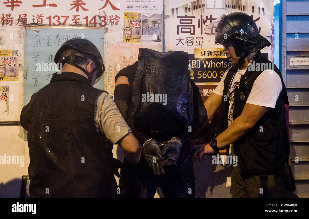 Hong Kong, Chine. Août 25, 2019. Les agents de la police anti-émeute, arrestation d'un manifestant lors des affrontements.Des centaines de policiers anti-émeute a été déployée pour reprendre le contrôle pour les routes de Hong Kong comme des dizaines de milliers de manifestants pro démocratie se sont ralliés et ont occupé les routes pour protester contre le gouvernement de Hong Kong et exigeant un organisme indépendant afin d'être mise sur pied pour enquêter sur la brutalité de la police mesures prises par la police vers les manifestants. Credit : SOPA/Alamy Images Limited Live News Banque D'Images