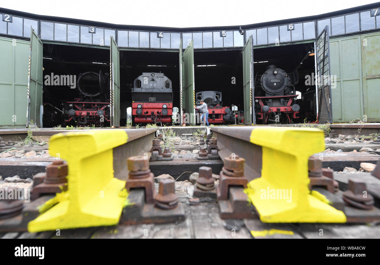 20 août 2019, Hessen, Darmstadt : Uwe Breitmeier, premier président du monde ferroviaire Darmstadt-Kranichstein, ouvre une porte de la locomotive faite sur le terrain du musée dans lequel les locomotives à vapeur historique sont situés. Sur l'immense domaine de l'ancienne gare de triage de Darmstadt vous pouvez faire l'expérience de l'histoire du chemin de fer. Fondée en 1970 par des amateurs de chemin de fer, l'association a depuis recueilli et acheté 45 locomotives, autour de 150 wagons et machines pour les réparations et l'entretien. (Dpa 'romantisme ferroviaire a son prix - à propos de 50 chemins de fer en Allemagne musée') Photo : Arne Dedert/dpa Banque D'Images