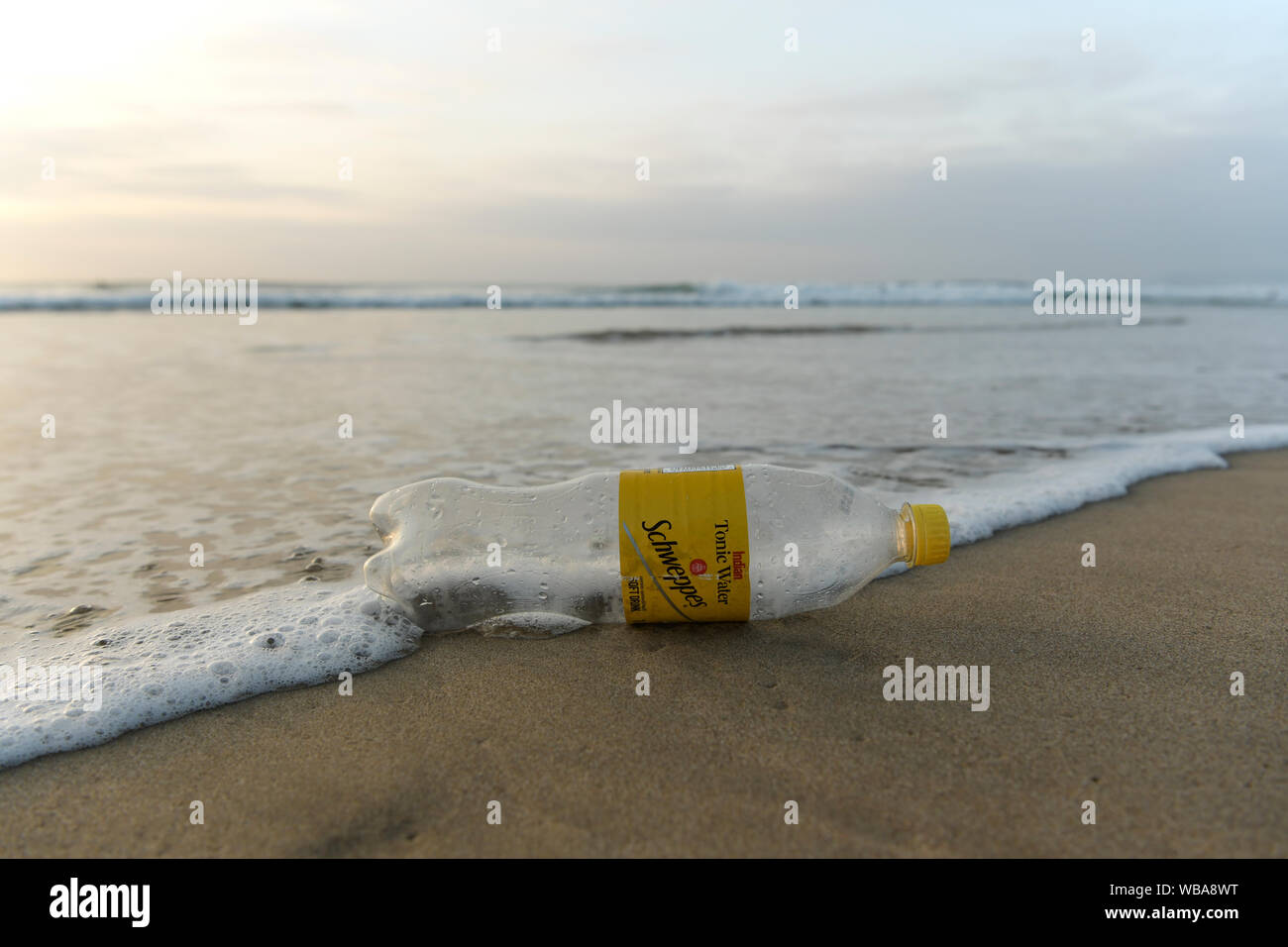 Durban, Afrique du Sud, la pollution en plastique, bouteille PET unique de marque, l'emballage alimentaire, sur la plage, logo, paysage, déchets humains dans l'environnement marin Banque D'Images