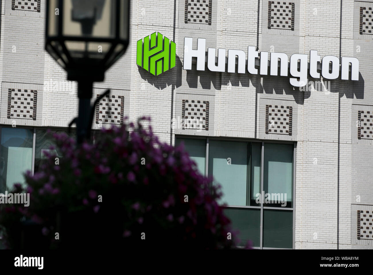 Un logo affiche à l'extérieur d'un établissement occupé par Huntington Bank à Akron, Ohio, le 10 août 2019. Banque D'Images