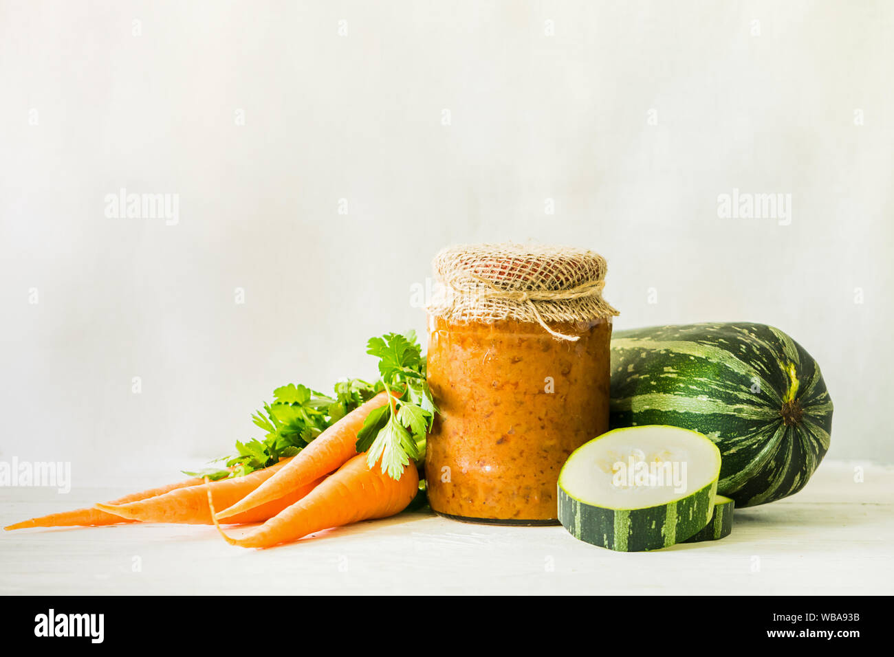 La mise en conserve des légumes fermentés conservés divers courgettes carottes en pots sur une table un fond clair. Traitement de l'automne culture d'été. Fo en conserve Banque D'Images