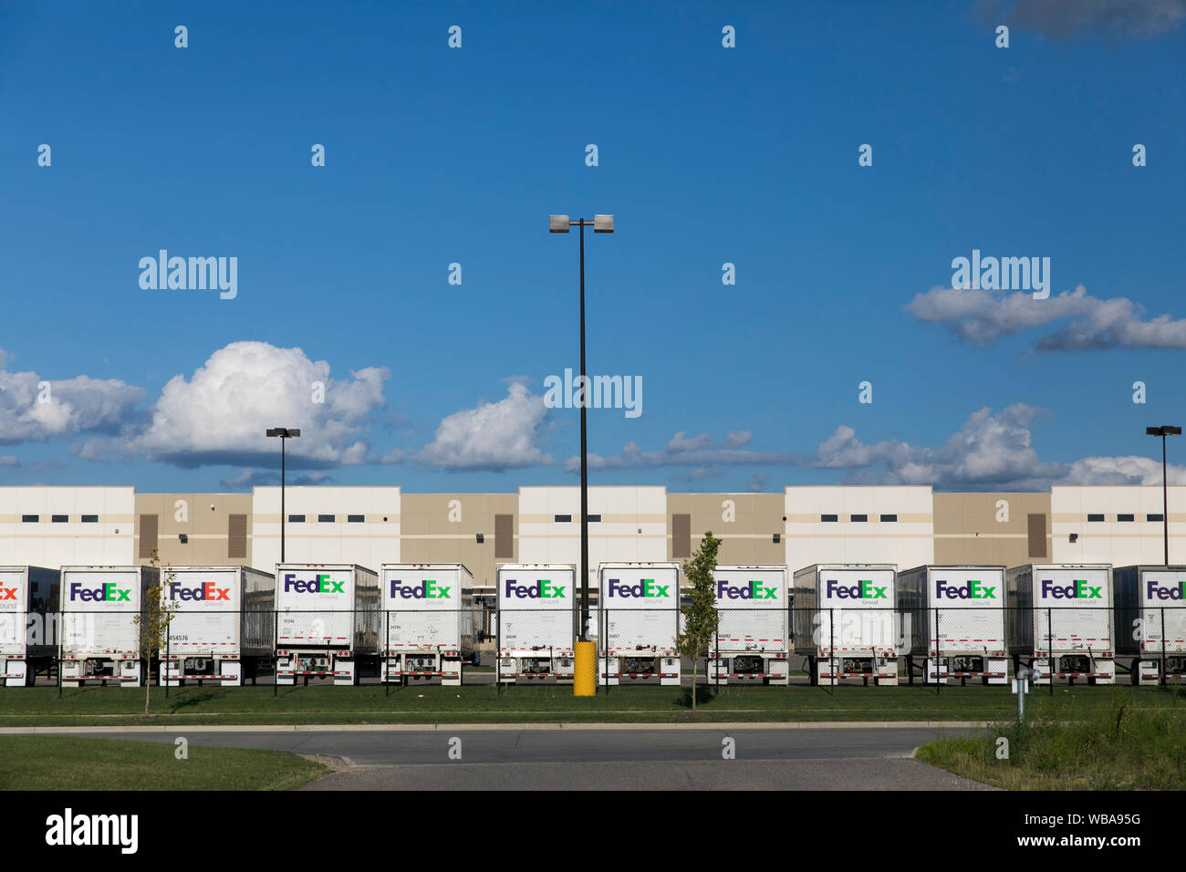 Logos FedEx Ground sur remorques de camion à un centre de distribution
