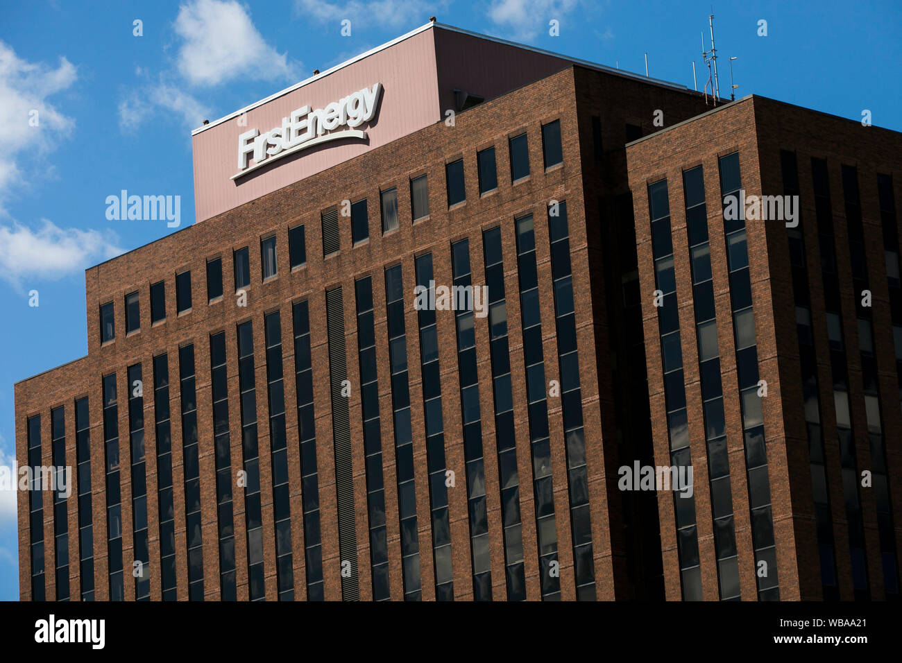 Un logo affiche à l'extérieur du siège de FirstEnergy à Akron, Ohio, le 10 août 2019. Banque D'Images