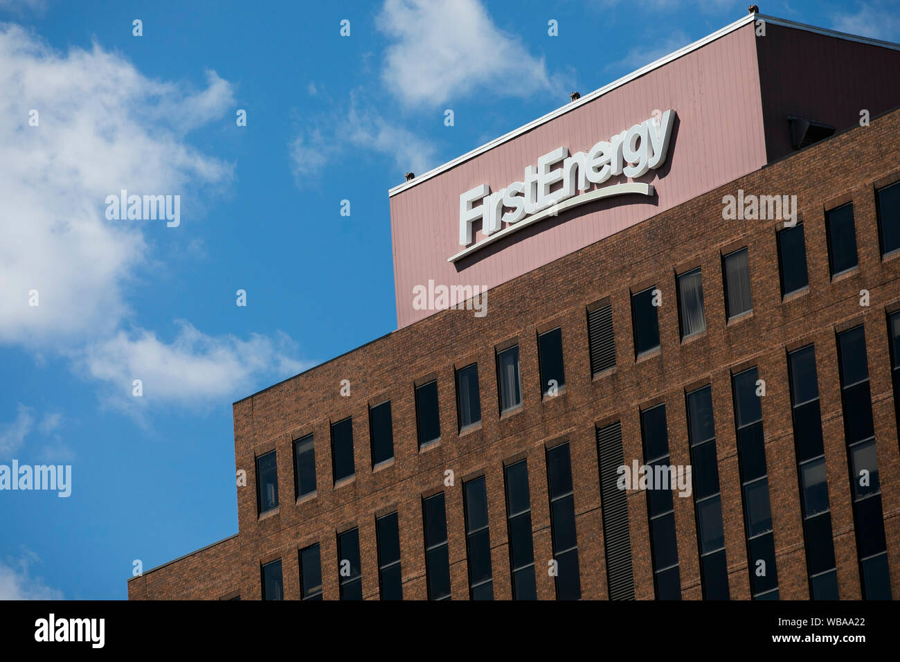 Un logo affiche à l'extérieur du siège de FirstEnergy à Akron, Ohio, le 10 août 2019. Banque D'Images
