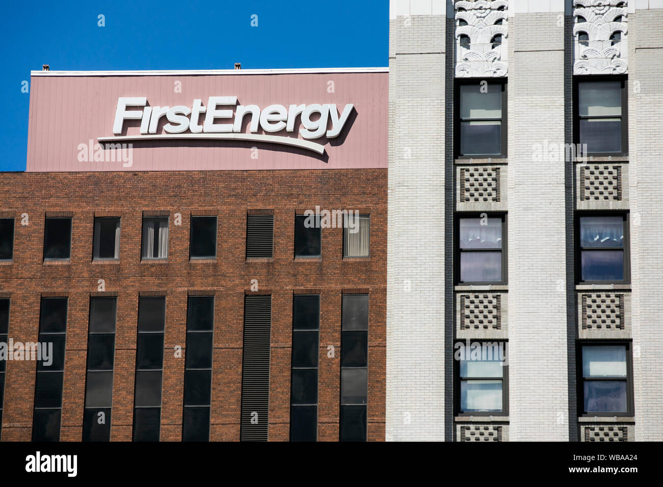 Un logo affiche à l'extérieur du siège de FirstEnergy à Akron, Ohio, le 10 août 2019. Banque D'Images